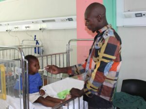 Un membre de l'hôpital donne a manger à un enfant souffrant de malnutrition.
