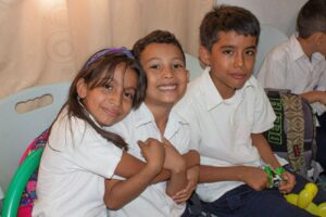 Des enfants au nicaragua sourient lors de la journe du parrainage.