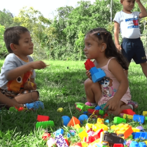 Deux enfants jouent à la casa Suyapa l'un des projets humanitaires de NPH Guatemala.