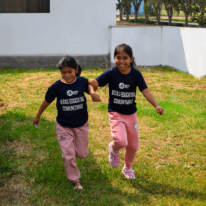 Deux petites filles joyeuses au Pérou qui font partie du centre communautaire père Wasson.