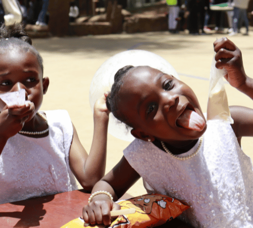 enfants heureux en Haïti avec les parrains