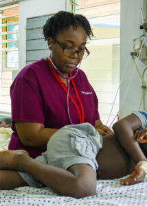 Infirmière faisant un eamen médical au sein du seul hôpital pédiatrique en Haïti.