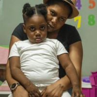 Henri dans les bras de sa maman au sein de l'hôpital pédiatrique Saint-Damien en Haïti.