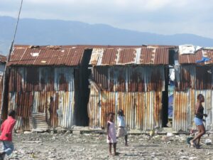 Des enfants vivant dans l'extrême pauvreté en Haïti.
