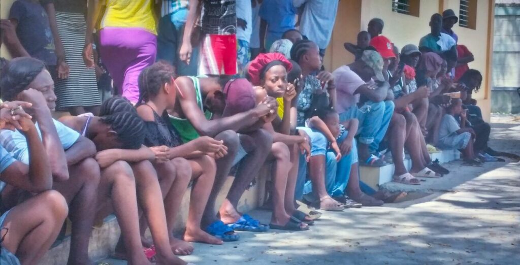 Des familles haïtiennes se sont retrouvées sans maisons car elles ont été brûlées par des gangs.