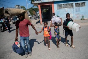 Déplacement des familles Haïtiennes après la destruction de leurs maisons par les gangs.