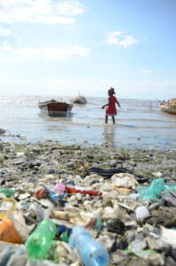 La plage est pleines de déchets représentant la pauvreté en Haïti.