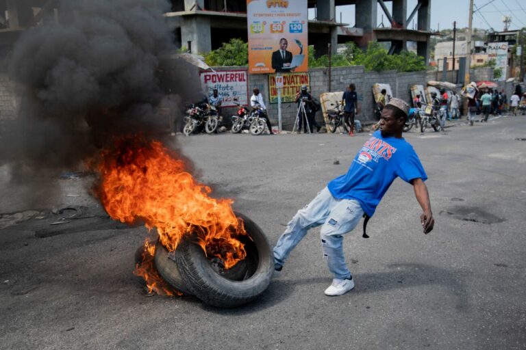 Les gangs en Haïti perturbent et créent le chaos dans les rues de Port-au-Prince.
